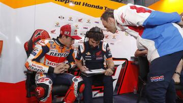 Motociclismo/GP Aragón.- Marc Márquez: "Esperaba más de mi segundo intento"
Alberto Puig, Santi Hernández y Marc Márquez en el box del Repsol Honda
(Foto de ARCHIVO)
08/03/2019