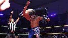 Momento en que DMT Azul le aplica un armario quebradora a Blue Demon Jr.