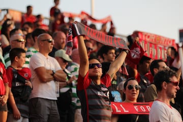 Aficionados del Toronto FC levantando sus bufandas en el BMO Field previo al partido de la MLS contra el Philadelphia Union.