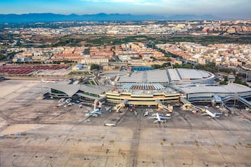 Construido en 1933 y tambin denominado como Aeropuerto Internacional de Valencia-Manises es un importante centro de negocios y turismo de la zona. Su puesto a nivel global es 103?.