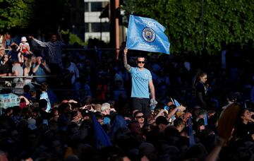 Seguidores del City celebrando el título liguero junto a la plantilla. 