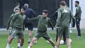 Álex Moreno, entre los canteranos Ismael y Edgar, que sí viajan.