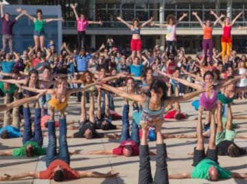 Se trata de una mezcla de posiciones o ásanas básicas del yoga del que todos conocemos o hemos practicado alguna vez, mezcladas con acrobacias, expresiones artísticas y trabajo en pareja. Una de las diferencias de las dos disciplinas es que el tradicional es tranquilo, en cambio el acroyoga trabaja con un ritmo más rápido.