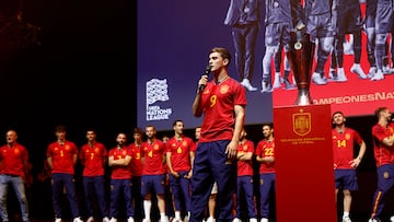 MADRID, 19/06/2023.- El centrocampista de la selección española de fútbol Gavi, durante el acto de celebración de la consecución por parte de la selección española de fútbol del título de la Liga de Naciones, tras vencer a Croacia en la tanda de penaltis, este lunes en el Wizink Center de Madrid. EFE/Rodrigo Jiménez