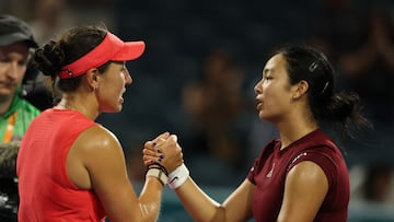 MIAMI GARDENS, FLORIDA - MARCH 27: Jessica Pegula meets Alexandra Eala of the Philippines at the net after defeating her during their match on Day 10 of the Miami Open at Hard Rock Stadium on March 27, 2025 in Miami Gardens, Florida. Al Bello/Getty Images/AFP (Photo by AL BELLO / GETTY IMAGES NORTH AMERICA / Getty Images via AFP)