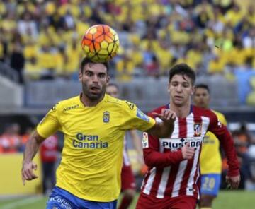 El defensa de la UD Las Palmas Javi Garrido pelea un balón con el delantero argentino del Atlético de Madrid Luciano Vietto