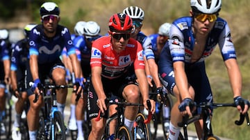 Remco Evenepoel rueda escoltado por su equipo durante la quinta etapa de la Vuelta a España. GETTY