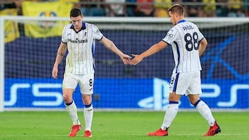 Dos jugadores de la Atalanta durante el partido contra el Villarreal.