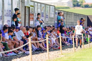 A la sombra y disfrutando del Racing - Eibar, así se repartían los aficionados por Baceñuela.