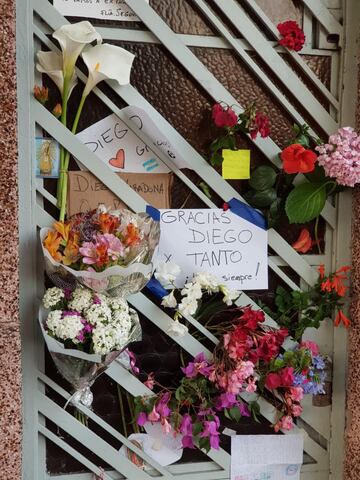 Flores en la casa donde vivió Maradona.