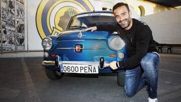 Paco Pe&ntilde;a posa con un Seat 600.