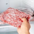 Carne congelada en una nevera