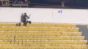 This video is circulating of a fan playing guitar in the stands during the Copa Libertadores game between The Strongest and Grêmio, leaving users confused.