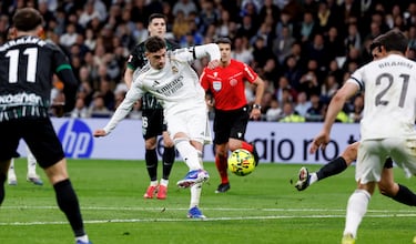 2-0. Fran García asiste a Federico Valverde en el balcón del área. El uruguayo amaga, recorta, se hace hueco y dispara con el interior del pie derecho para colocar el balón en la escuadra izquierda de la portería de Matías Dituro.
