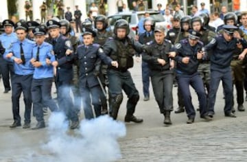 Policia ucraniana creando un cordón de seguridad para separar a aficionados del Legia Varsovia y del Zorya Lugansk. 