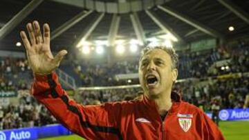 <b>DEDICADO A LA AFICIÓN. </b>Caparrós celebró con la hinchada la victoria en Santander, el triunfo que evita una ronda previa en Europa.