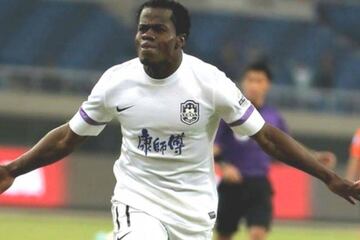 El delantero estuvo en dos equipos. Primero en Tianjin Teda entre 2013 y 2014, durante este tiempo jugó 55 encuentros y marcó 23 goles. Los dos años siguientes se fue para el Beijing Baxy de segunda división y allí también tuvo un buen rendimiento, con 15 goles en 40 partidos.