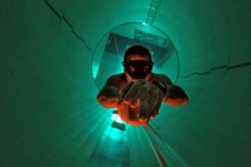 La piscina italiana Y-40 es R¨¦cord Guinness por sus 42 metros de profundidad. La piscina est¨¢ construida sobre las fuentes termales en Montegrotto Terme. Es ideal para practicar el buceo libre. En la imagen Umberto Pelizzari.