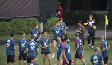 España entrena pensando en el partido contra Marruecos