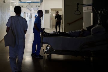 Un miembro del personal m¨¦dico reubica a un paciente durante un apag¨®n nacional en Pamplona.