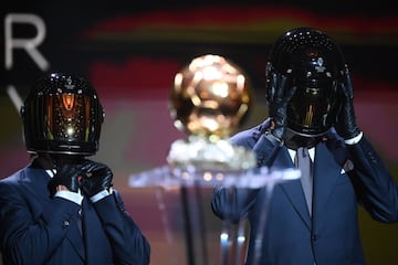 Fernando Alonso y Esteban Ocon, pilotos de Fórmula 1, en la ceremonia de entrega de los premios Balon de Oro 2021.