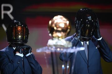 Fernando Alonso y Esteban Ocon, pilotos de F¨®rmula 1, en la ceremonia de entrega de los premios Balon de Oro 2021.