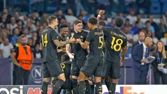 2-3. Federico Valverde y sus compañeros celebran el tercer gol que anota en propia puerta Alex Meret, guardameta del Nápoles, en el minuto 77 de partido.