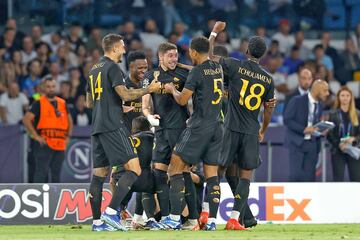 2-3. Federico Valverde y sus compañeros celebran el tercer gol que anota en propia puerta Alex Meret, guardameta del Nápoles, en el minuto 77 de partido.