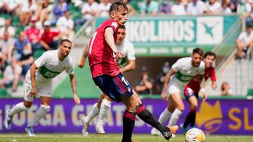 Budimir en el momento de lanzar el penalti.