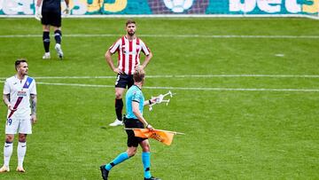 The referee Pizarro Gomez catches a drone during the Spanish league, La Liga Santander, football match played between Athletic Club and SD Eibar SAD at San Mames stadium on March 20, 2021 in Bilbao, Spain.
AFP7
20/03/2021 ONLY FOR USE IN SPAIN