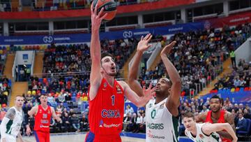 Nando De Colo lanza ante Brandon Davies durante el CSKA-Zalgiris.
