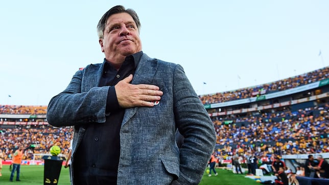 Miguel Herrera alza la mano para dirigir a Chivas