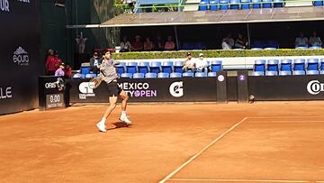 Thiago Tirante durante su partido en el Mexico City Open.