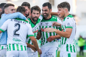 Coke festeja con sus compañeros el gol de Zaca (con el 2) al Ceuta,