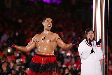 Futurista y colorida ceremonia de clausura de los Juegos Olímpicos de Invierno disputados en PyeongChang (Corea del Sur). En la foto, Pita Taufatofua taekwondista y esquiador de fondo de Tonga.