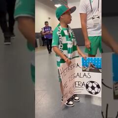 Niño quería la playera de Héctor Herrera, no lo logró, pero consiguió algo mejor