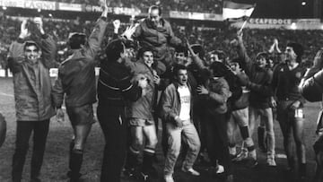 El seleccionador Luis Suárez, a hombros tras ganar la Eurocopa de 1986.