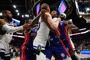 Ronald Holland II de los Detroit Pistons y Donte DiVincenzo de los Timberwolves se enfrentan en el segundo cuarto. Ambos jugadores fueron expulsados ​​del partido en el Target Center.