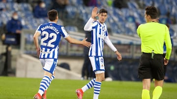 1-5. Carlos Fern¨¢ndez felicita a Ander Barrenetxea tras marcar el primer gol.