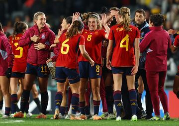 Las futbolistas españolas celebran eufóricas el pase a la final del campeonato del mundo.