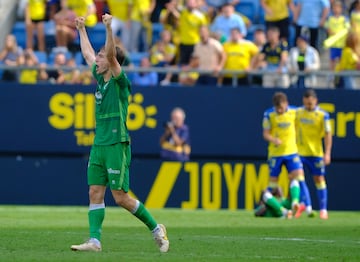 El Cádiz sumó una nueva derrota frente al Racing de Santander.