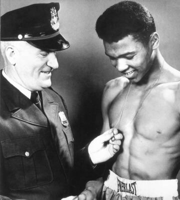 Ali, que nació en 1942, no sufrió penurias en un Louisville segregado racialmente. Su padre era rotulista. Con 12 años, le robaron su bicicleta de 60 dólares. Lo denunció a Joe Martin, policía local y entrenador de boxeo amateur en un sótano. Clay quería dar una paliza al ladrón... y Martin le sugirió que antes aprendiera a pelear. Comenzaba su carrera.