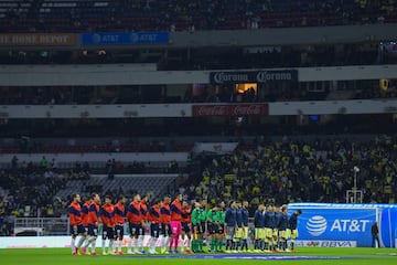 Los equipos entran a la cancha para disputar una nueva edición del Clásico de Clásicos.