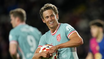 BARCELONA, 25/02/2025.- El lateral del Atlético Marcos Llorente celebra el tercer gol, durante el partido de ida de las semifinales de la Copa del Rey que FC Barcelona y Atlético de Madrid disputan este martes en el estadio Olímpico Lluis Companys. EFE/Enric Fontcuberta