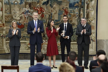 La reina Letizia entrega el premio Reina Sofía a 2023 a Ricardo Rosado durante la ceremonia de entrega de los Premios Nacionales del Deporte correspondientes a 2023 y 2024.
