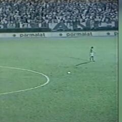 Roberto Carlos' stunning 40-metre piledriver for Palmeiras