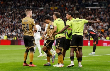 1-2. Los jugadores de la Real Sociedad celebran el segundo gol.