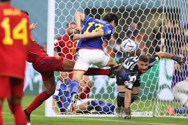2-1. Unai Simón, dentro de su portería, y Rodrigo Hernández no pudieron impedir el remate de Ao Tanaka para anotar el segundo gol.