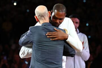 El Oracle Arena se vistió de gala para el arranque de la temporada NBA: los Warriors recibieron sus anillos de campeones y alzaron otra bandera al techo del pabellón. Arrancó la temporada 2017-18.