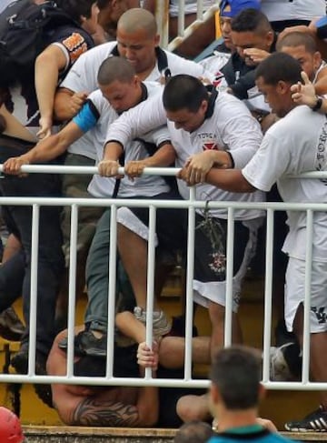 Ambas hinchadas se enfrentaron en las gradas del estadio. El árbitro tuvo que parar el partido y la policía intervenir ante la dureza de los enfrentamientos.